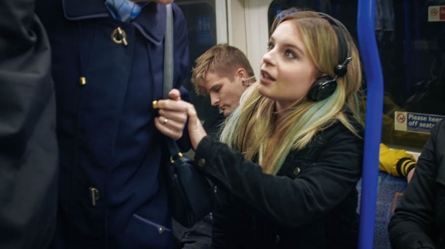 Unha escena do vídeo “A alegría de facer discípulos. Mellora as túas habilidades. Usa ben as preguntas”. Rut ofrecéndolle o seu asento a unha muller maior no tren