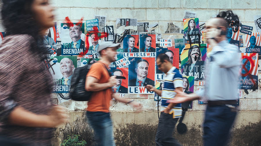 Eka vonttir election-ache poster marlole asat ani thoinchean lok cholon voitat.