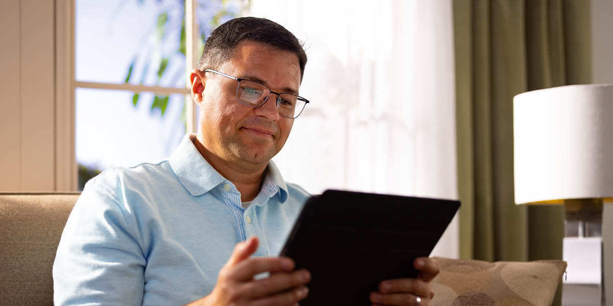 Ein Bruder benutzt sein Tablet.