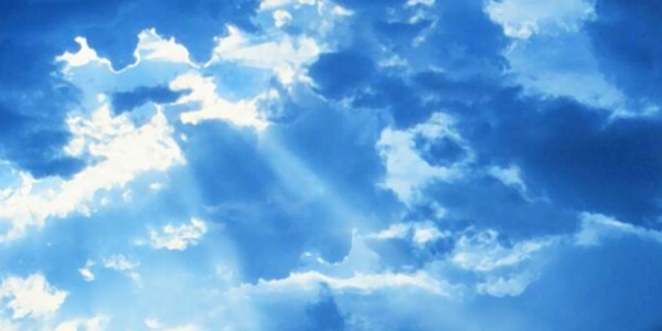 Sonnenstrahlen, die durch die Wolken scheinen