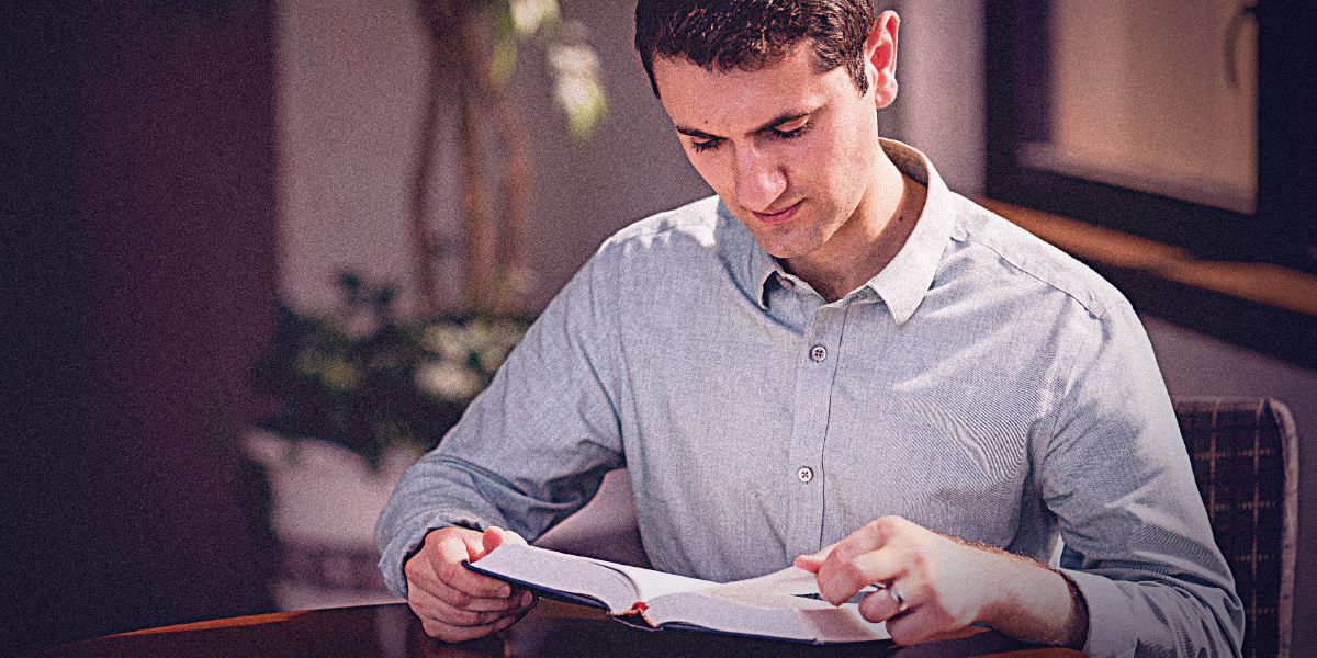 Ein Mann liest in der Bibel