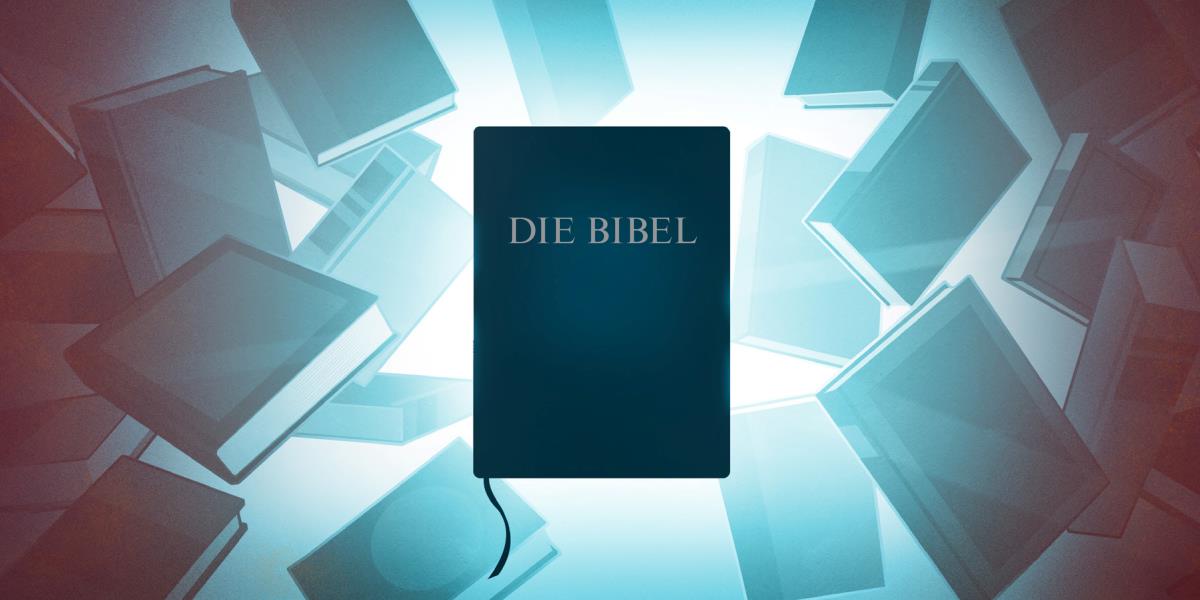 Die Bibel umgeben von vielen Nachschlagewerken.