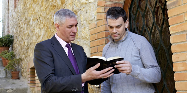 Ein Zeuge Jehovas unterhält sich mit jemand über die Bibel