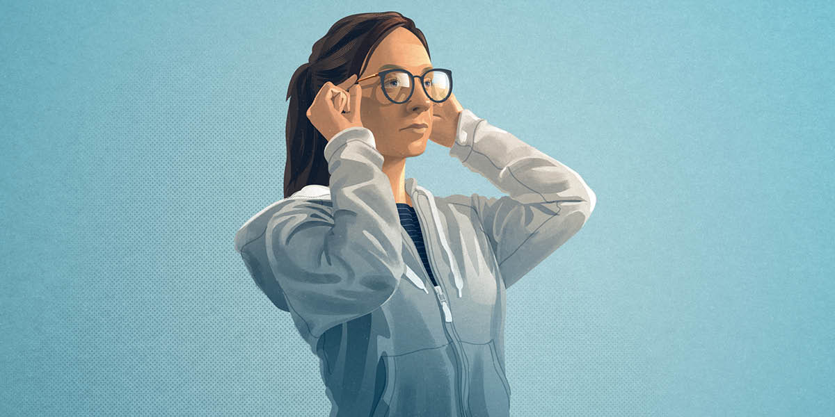 Eine Jugendliche setzt sich eine Brille auf.