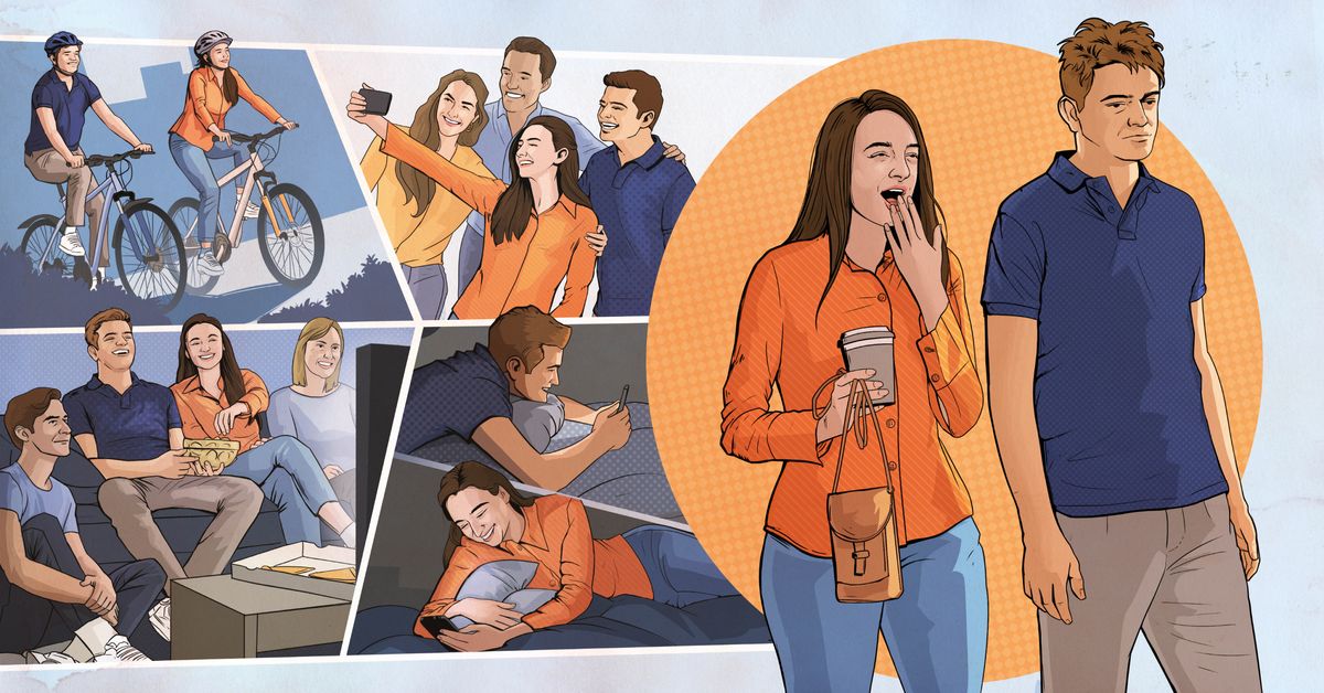 Die beiden sind nach einem gemeinsamen Tag erschöpft. Bildcollage: 1. Sie fahren zusammen Fahrrad. 2. Sie machen Selfies mit Freunden. 3. Abends sitzen sie mit Freunden vor dem Fernseher. 4. Sie schreiben sich bis in die Nacht Textnachrichten.