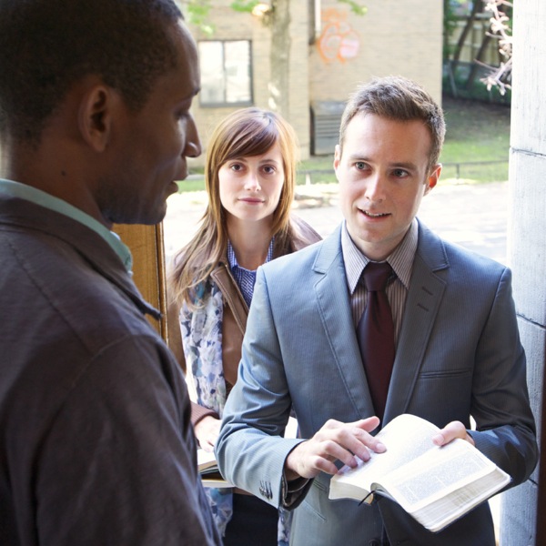 Zeugen Jehovas beim öffentlichen Predigen