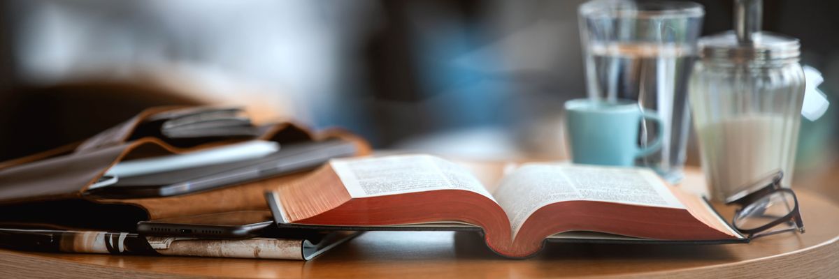 Eine aufgeschlagene Bibel.