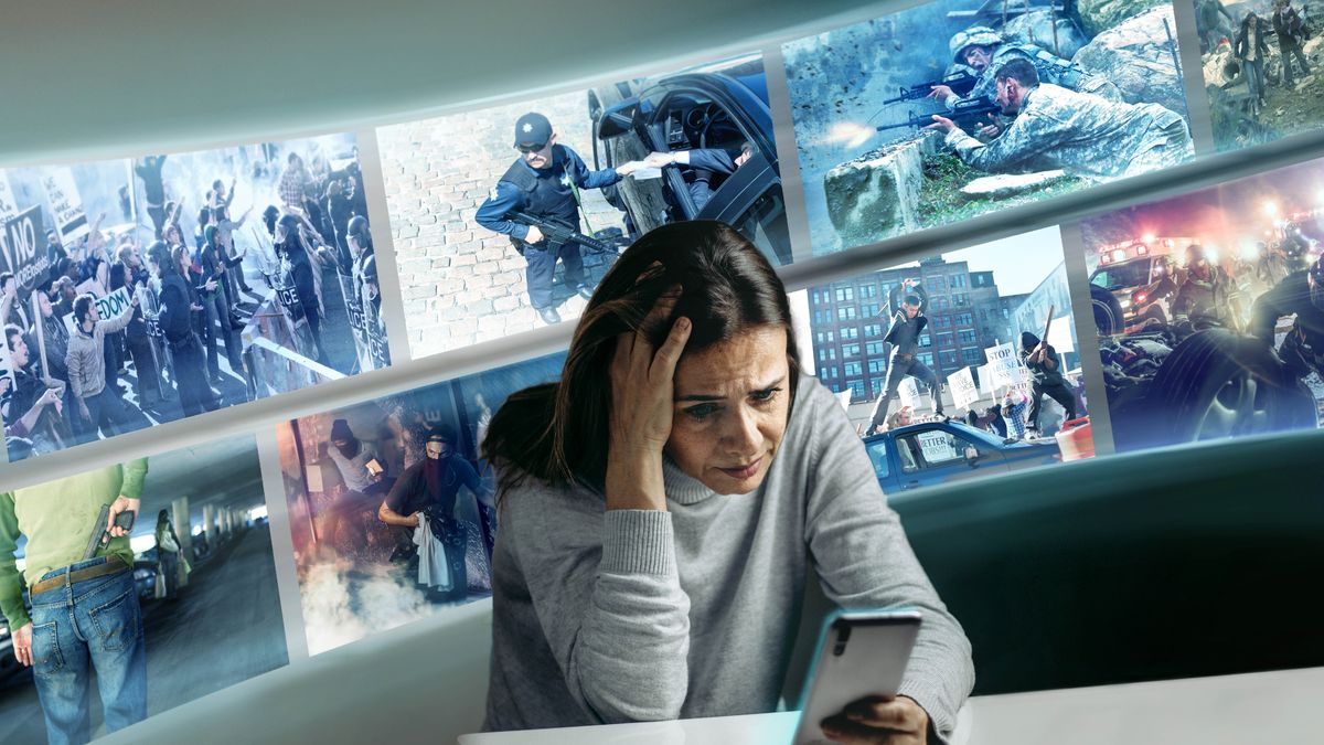 Eine Schwester schaut besorgt auf die neuesten Nachrichten­meldungen in ihrem Smartphone. Sie sieht Bilder von aufgebrachten Demonstranten, einem Polizisten, der sich bestechen lässt, schießenden Soldaten, einem bewaffneten Mann in einem Parkhaus, Plünderern, Bürgerunruhen und Rettungskräften bei einem Autounfall.