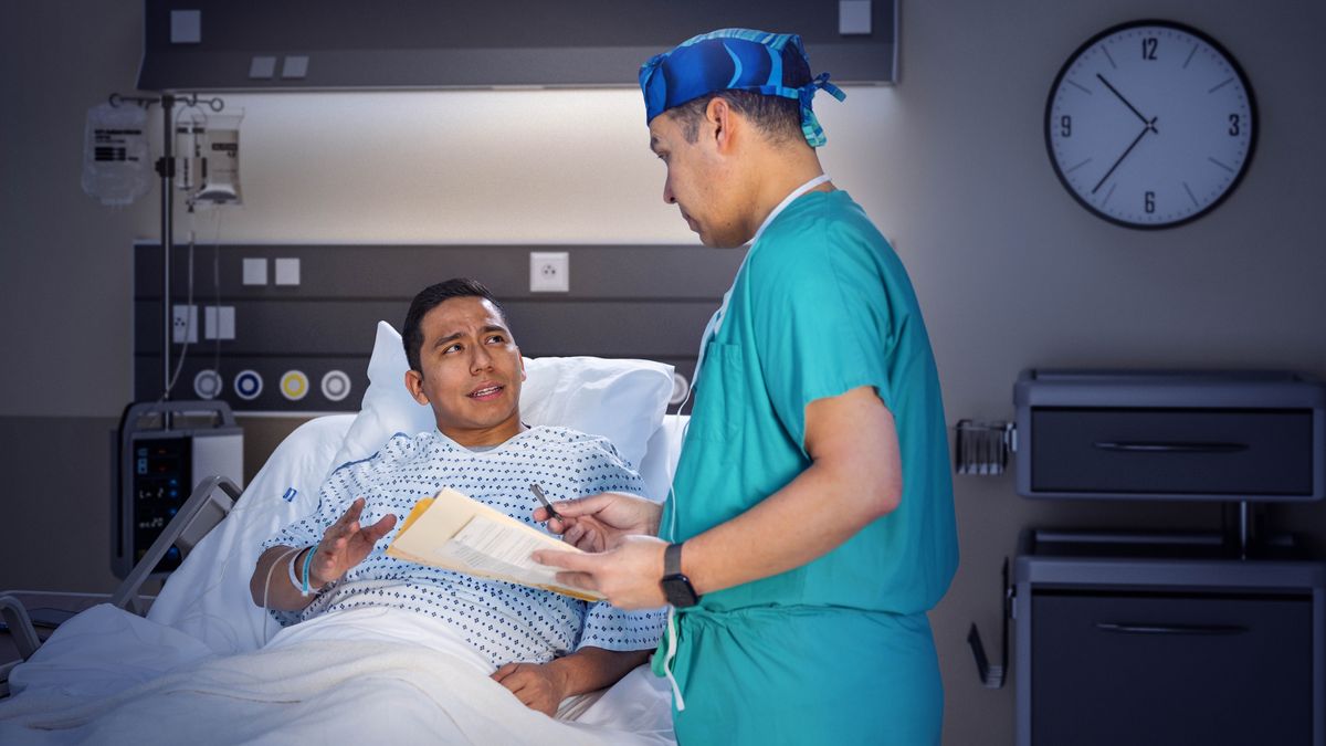 Ein Arzt reicht einem Bruder, der in einem Krankenhausbett liegt, spätabends einen Stift und Formulare.