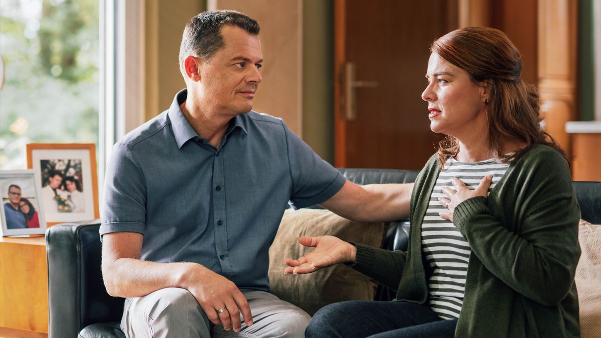 Ein Mann hört seiner Frau einfühlsam zu.