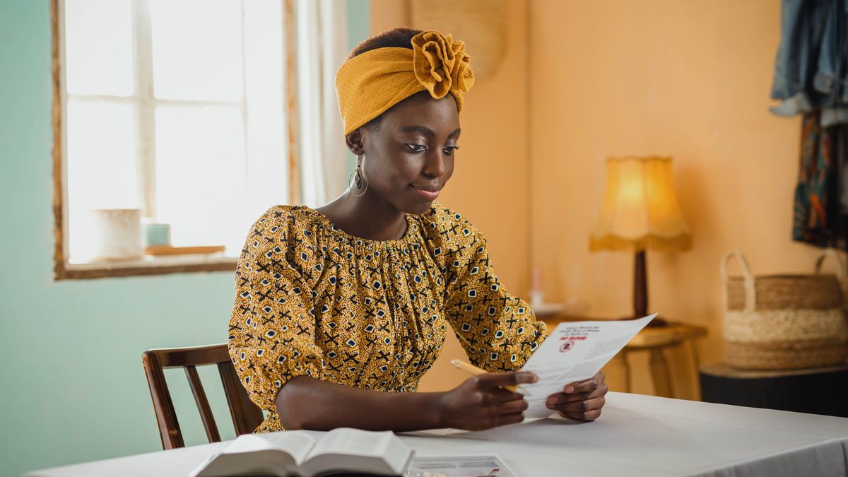 Eine Schwester füllt eine Patienten­verfügung aus.