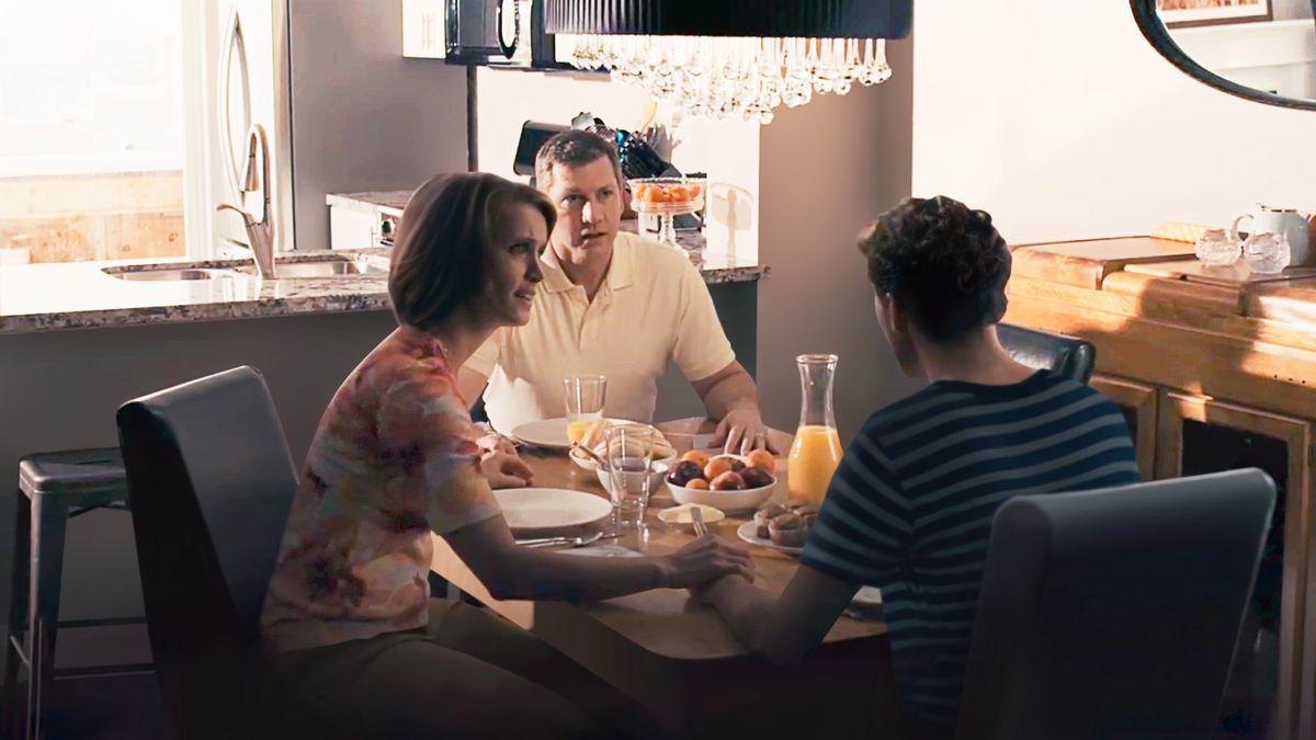 Eine Szene aus dem Video „Gott ‚weiß um die Geheimnisse des Herzens‘“. Der Bruder spricht beim Abendessen mit seinen Eltern.