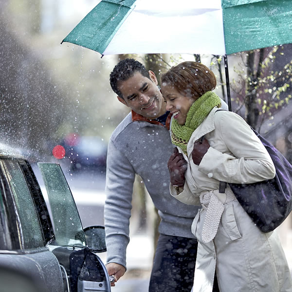 Ein Mann öffnet einer Frau die Tür