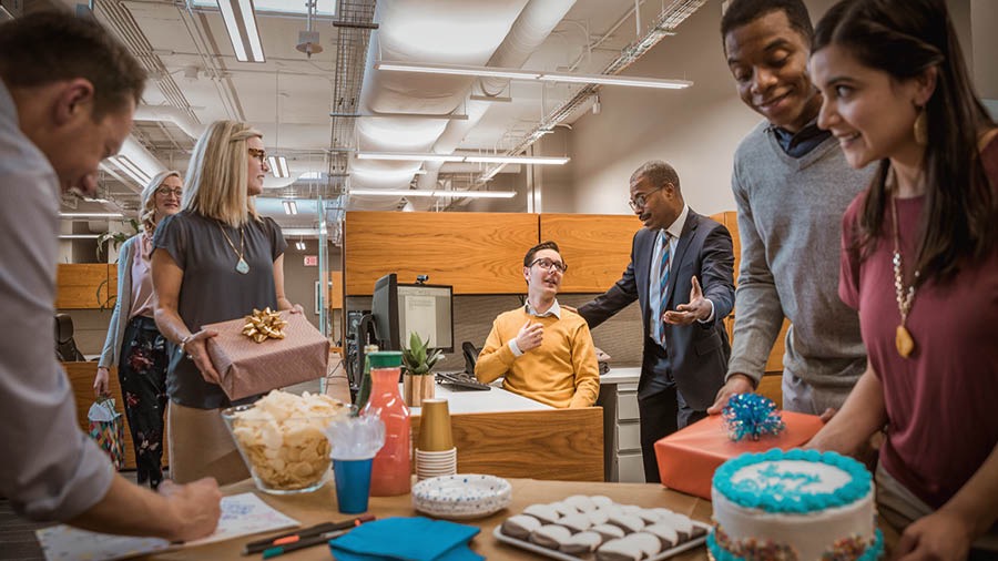 Ein Bruder wird auf der Arbeit dazu gedrängt, einen Geburtstag mitzufeiern. Er lehnt höflich ab.