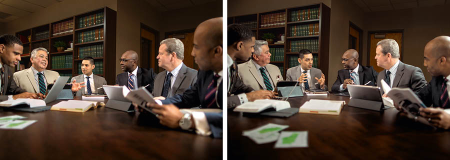 Verschiedene Szenen: Älteste in einer Sitzung. 1. Ein älterer Ältester spricht, während die anderen zuhören. 2. In derselben Sitzung spricht ein jüngerer Ältester, während die anderen zuhören.