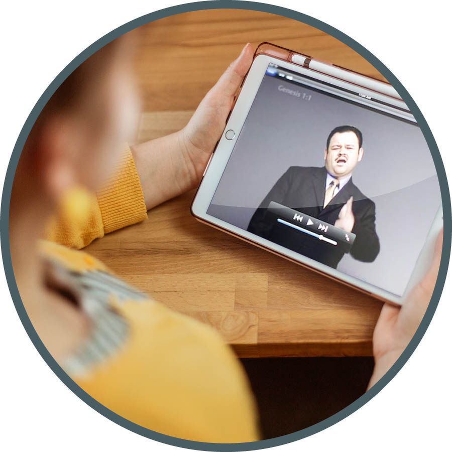 Die Bibelschülerin hat einen Bibelleseplan in der Hand und liest in der Bibel.