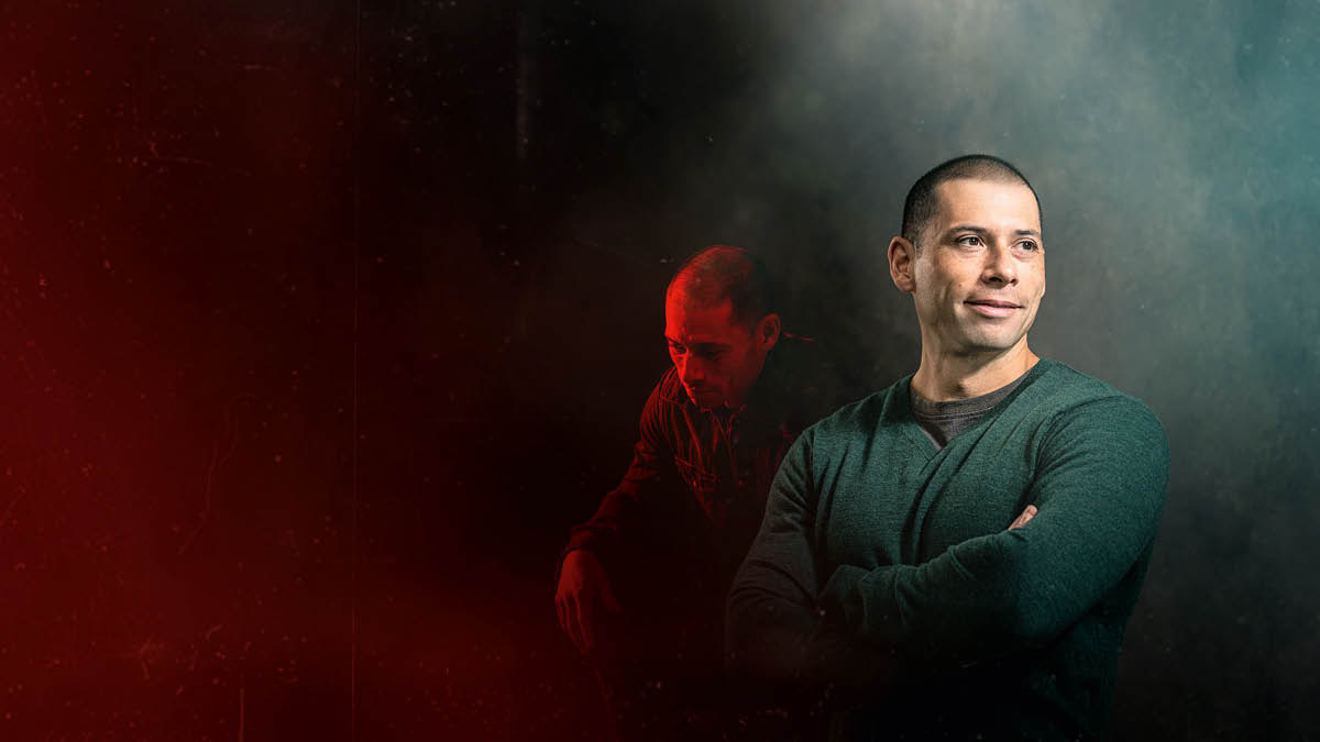 Neben einem Bruder stehen die Worte aus Jesaja 55:7: „Er wird … großzügig vergeben.“ Auf dem Bild im Hintergrund sieht er traurig und niedergeschlagen aus, auf dem Bild im Vordergrund glücklich und zuversichtlich.