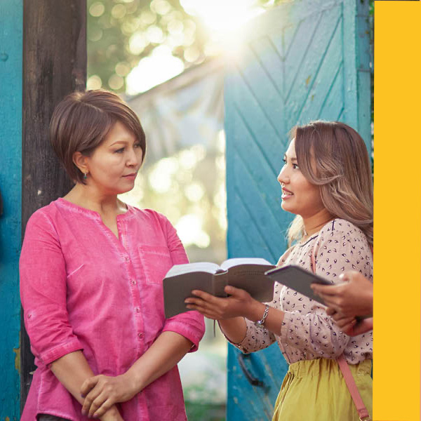 Serie de imágenes: 1. Familia feliz mirando los pececitos dorados de una pecera. 2. Dos testigos de Jehová le explican un versículo de la Biblia a una señora en su casa. 3. Un matrimonio estudia la Biblia con la ayuda de publicaciones bíblicas. 4. Una biblia abierta. 5. Un matrimonio le muestra un video de la Biblia a una mujer en la vía pública.