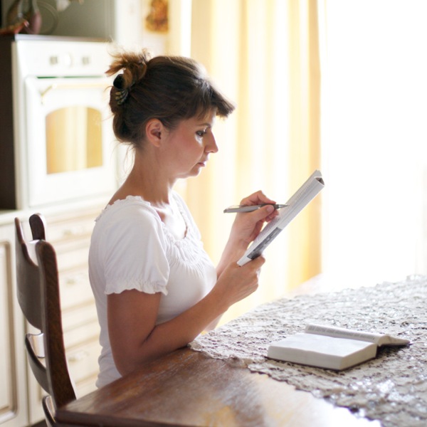 Un testigo de Jehová estudiando para una reunión de congregación