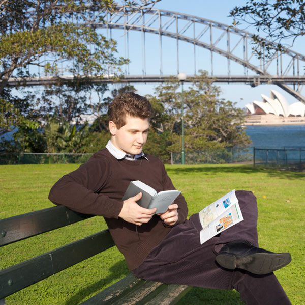 Un testigo de Jehová estudiando la Biblia