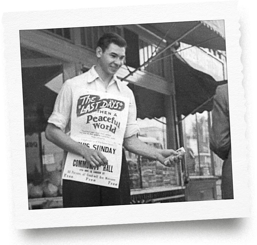 Walter Markin predicando en las calles a principios de la década de 1950