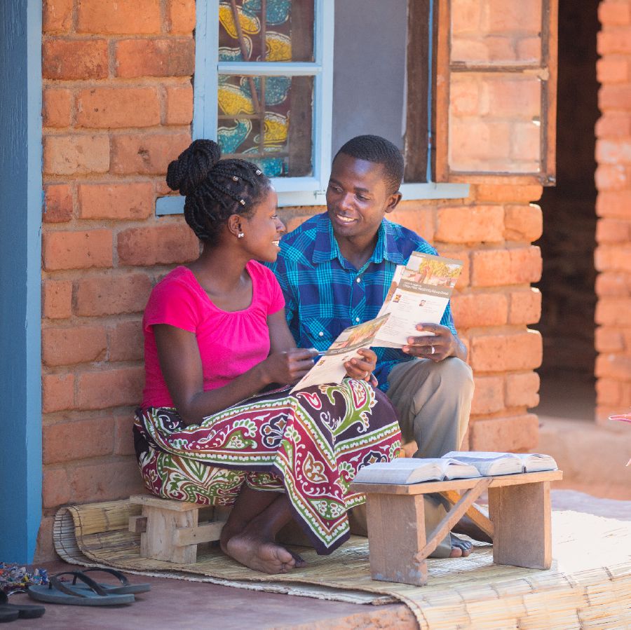 Una pareja estudia la Biblia usando la Guía de actividades para la reunión Vida y Ministerio Cristianos