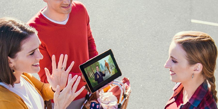 Un hermano le ofrece a un señor la edición para el público de La Atalaya