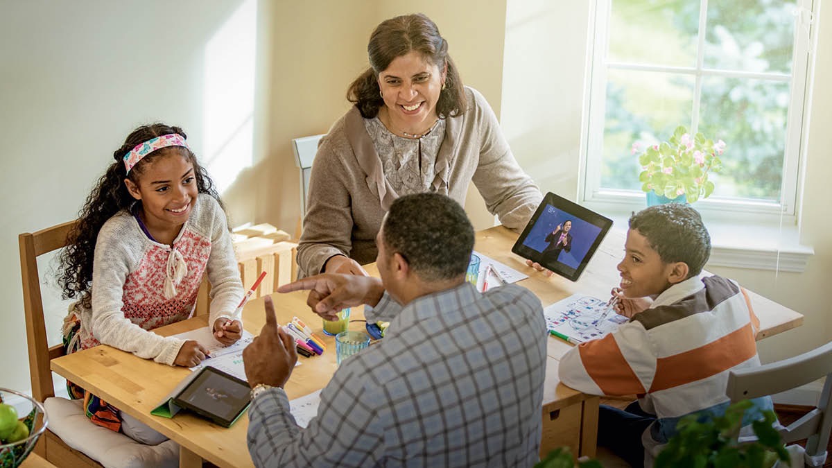 Unos padres ayudan a sus hijos a prepararse para el Estudio de La Atalaya