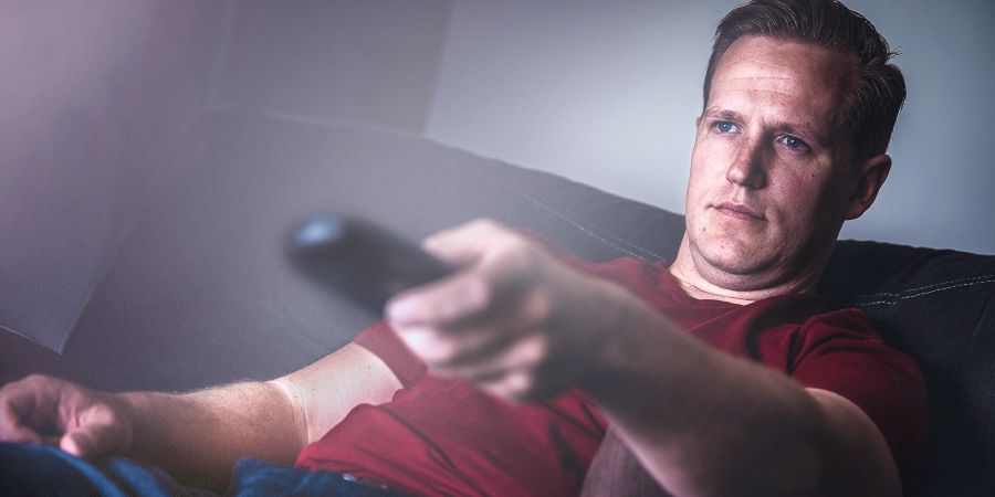 Un hombre cambia el canal de televisión