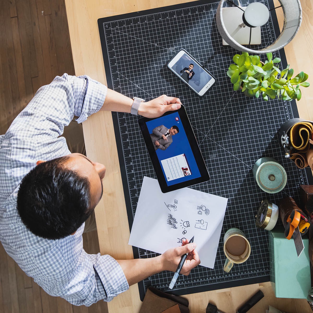 Un hermano investiga en la Biblia y las publicaciones cristianas