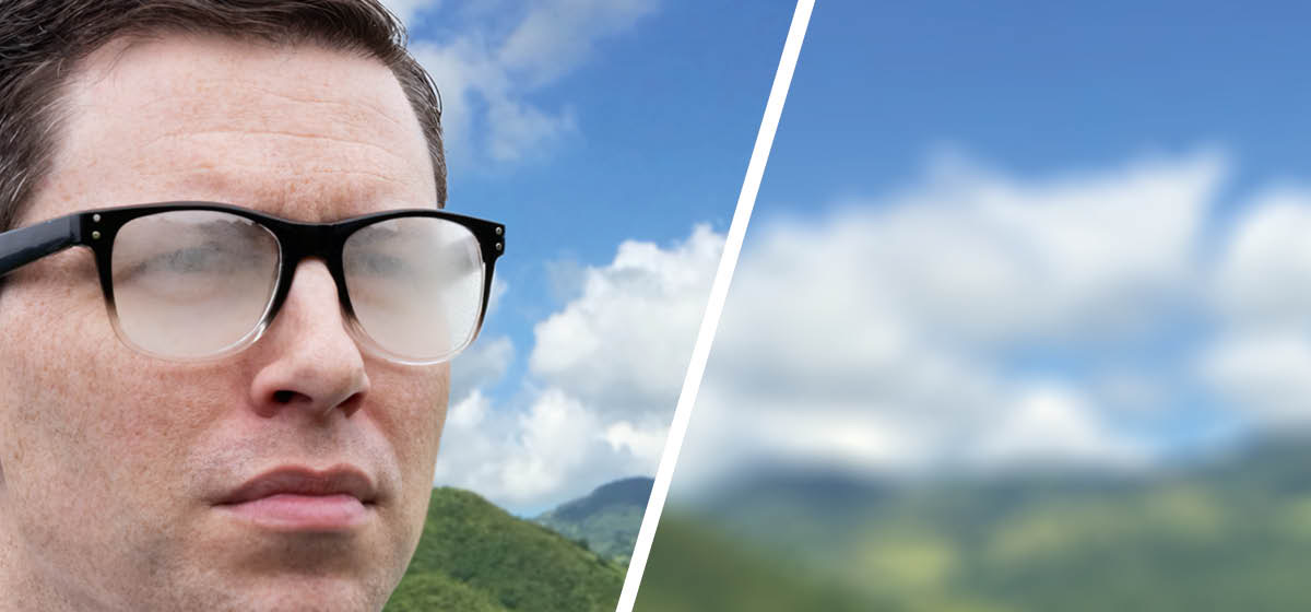 Un hombre con unas gafas empañadas que le impiden ver con claridad lo que le rodea.