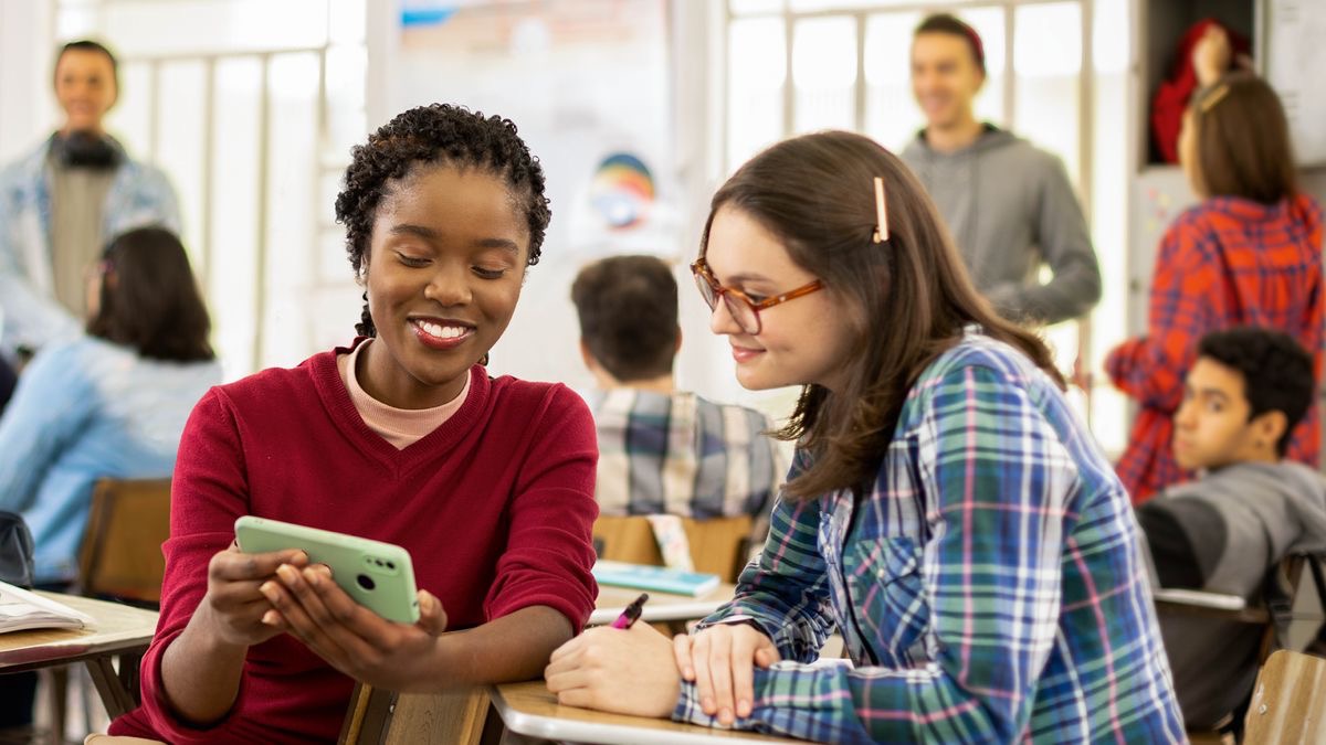 La hermana joven de la foto anterior invita a una compañera de clase a la Conmemoración.