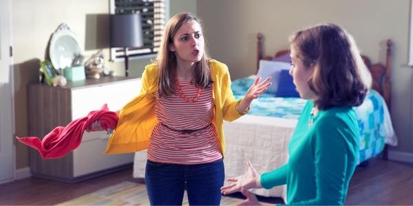 યુવાન છોકરી ગુસ્સા પર કાબૂ ગુમાવી રહી છે