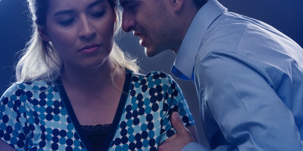 એક માણસ છોકરીનો હાથ જોરથી પકડે છે