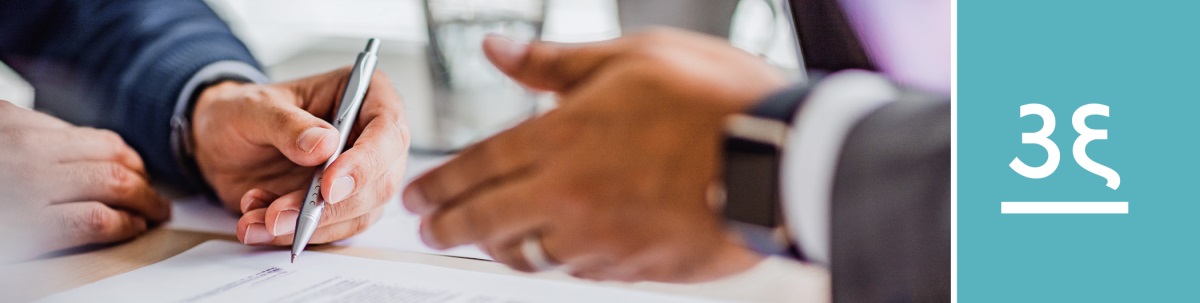 પાઠ ૩૬. એક માણસ કોઈ કાગળ પર સહી કરી રહ્યો છે.