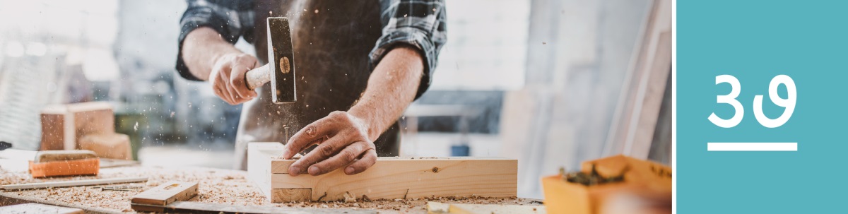 પાઠ ૩૭. એક સુથાર લાકડામાં ખીલી ઠોકી રહ્યો છે.