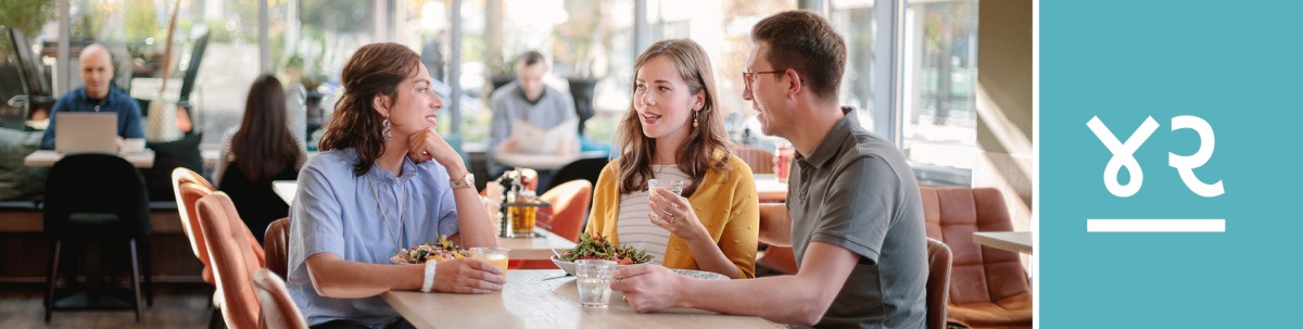 પાઠ ૪૨. કૉફી શોપમાં એક કુંવારી બહેન અને એક યુગલ એકબીજા સાથે ખુશી ખુશી વાત કરી રહ્યાં છે.