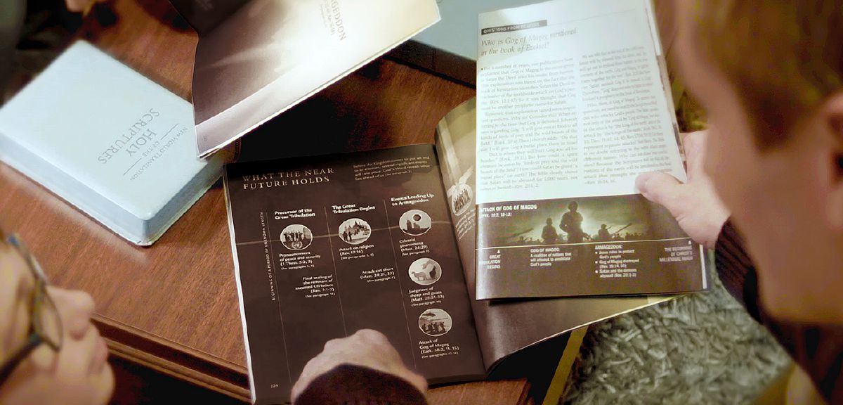 એક યુગલ નજીકના ભાવિમાં પરિપૂર્ણ થનાર ભવિષ્યવાણીઓ પર અભ્યાસ કરે છે