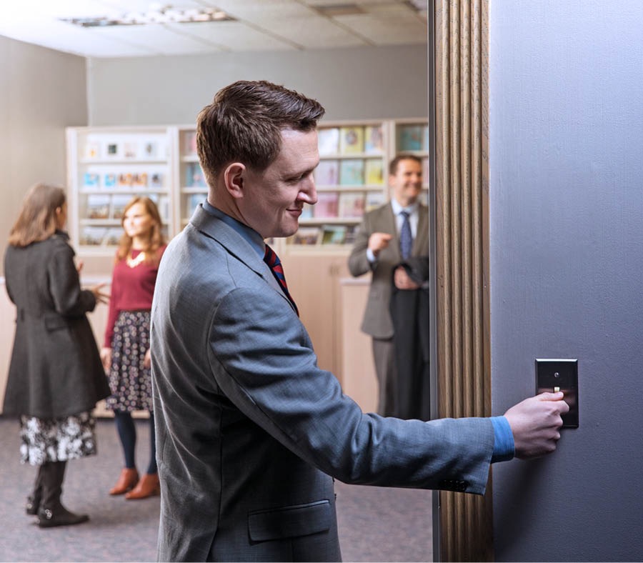 એક ભાઈ પ્રાર્થનાઘરની લાઇટ બંધ કરે છે