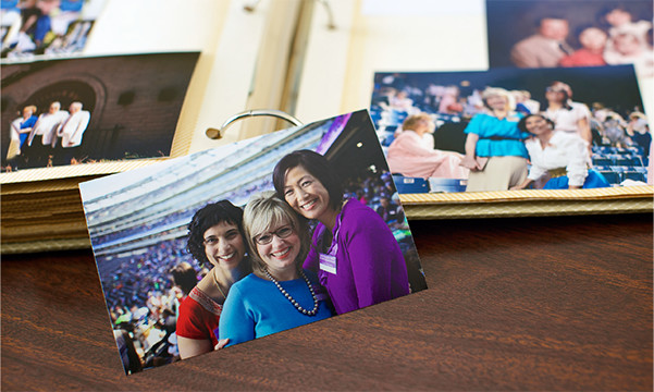 સંમેલનનો એક ફોટો જેમાં સાક્ષી બહેનો ખૂબ જ ખુશ દેખાય છે