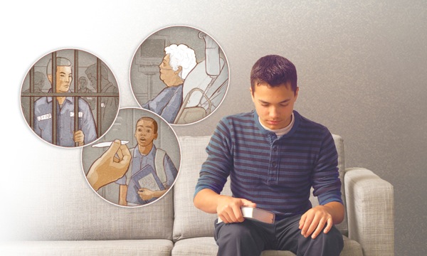 સાક્ષી ભાઈ બીજા બધાં વતી પ્રાર્થના કરી રહ્યા છે