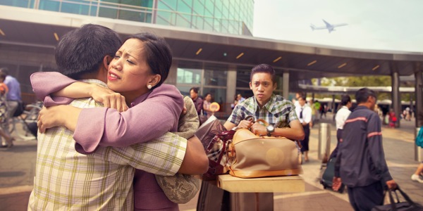 મેરલીન અને જેમ્સ ઍરપોર્ટ પર ગળે મળે છે અને તેઓનો દીકરો જીમી જોઈ રહ્યો છે