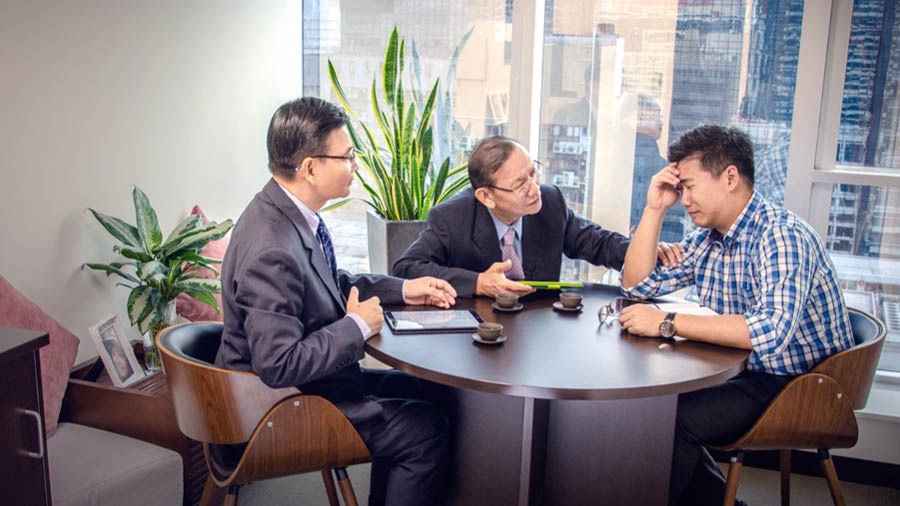 એક ભાઈના કુટુંબમાં કોઈનું મરણ થયું છે અને વડીલો તેમને દિલાસો આપે છે