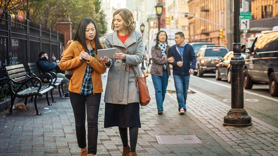 જે દેશમાં મોટા ભાગના લોકો ખ્રિસ્તી ધર્મ પાળતા નથી, ત્યાં યહોવાના સાક્ષી એક સ્ત્રીને મદદ મળે એવી સલાહ બાઇબલમાંથી આપે છે