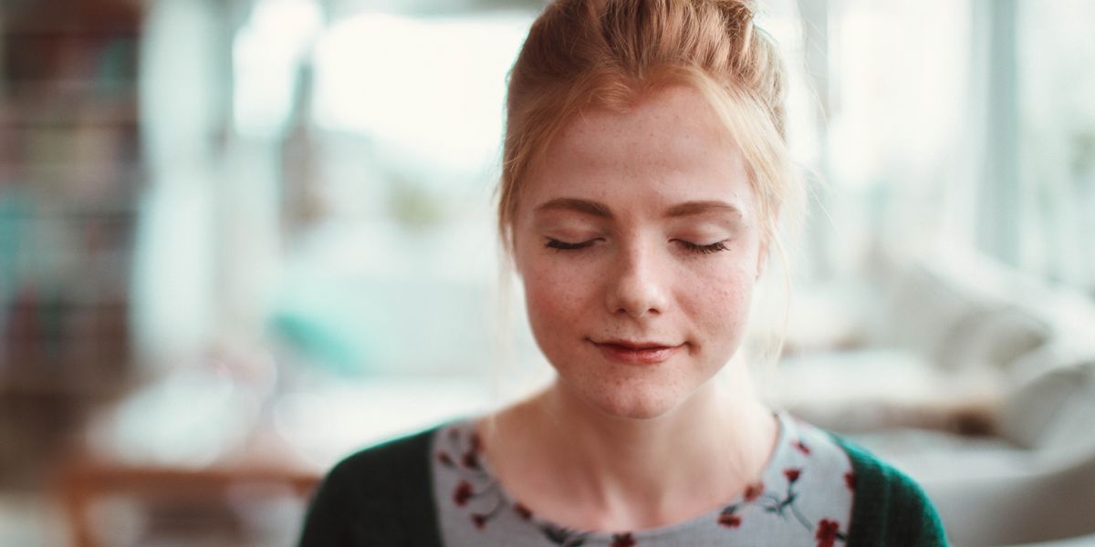 Peteĩ kuñataĩ oñemboʼe hína hógape.