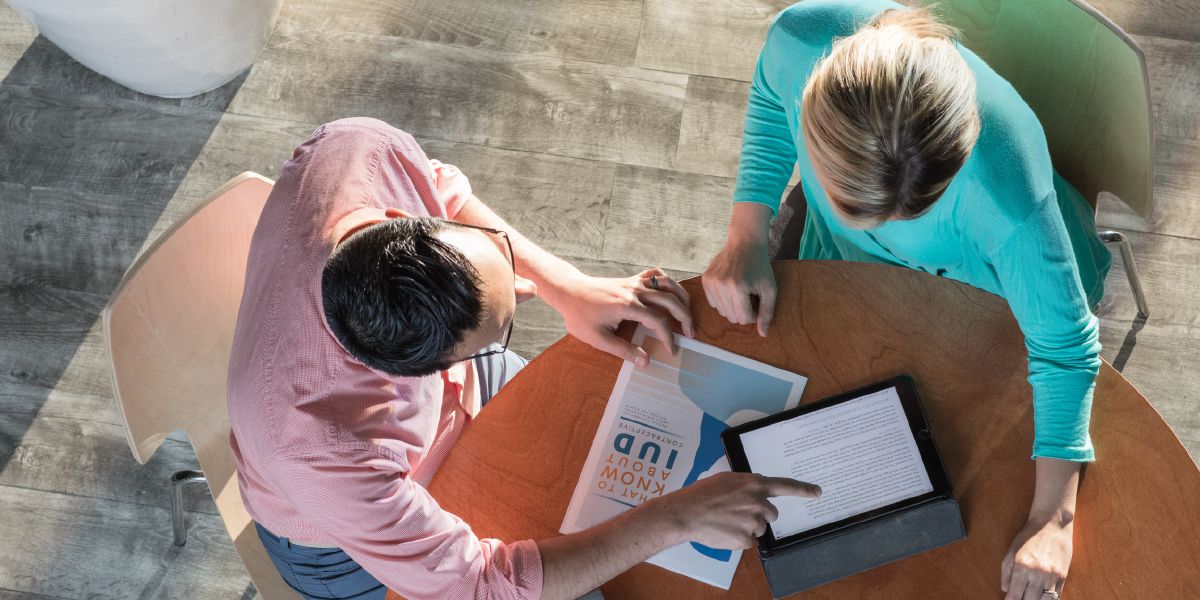 Peteĩ matrimónio oheka informasión oñeʼẽva umi dispositivo intrauterino rehe (DIU)