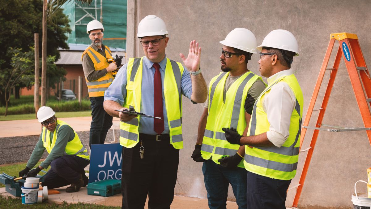 Pe ermáno omoakãva umi traváho Salónpe iñeʼẽ arhél hína mokõi ermánope. Ótro mokõi ermáno ohecha hína la oikóva.