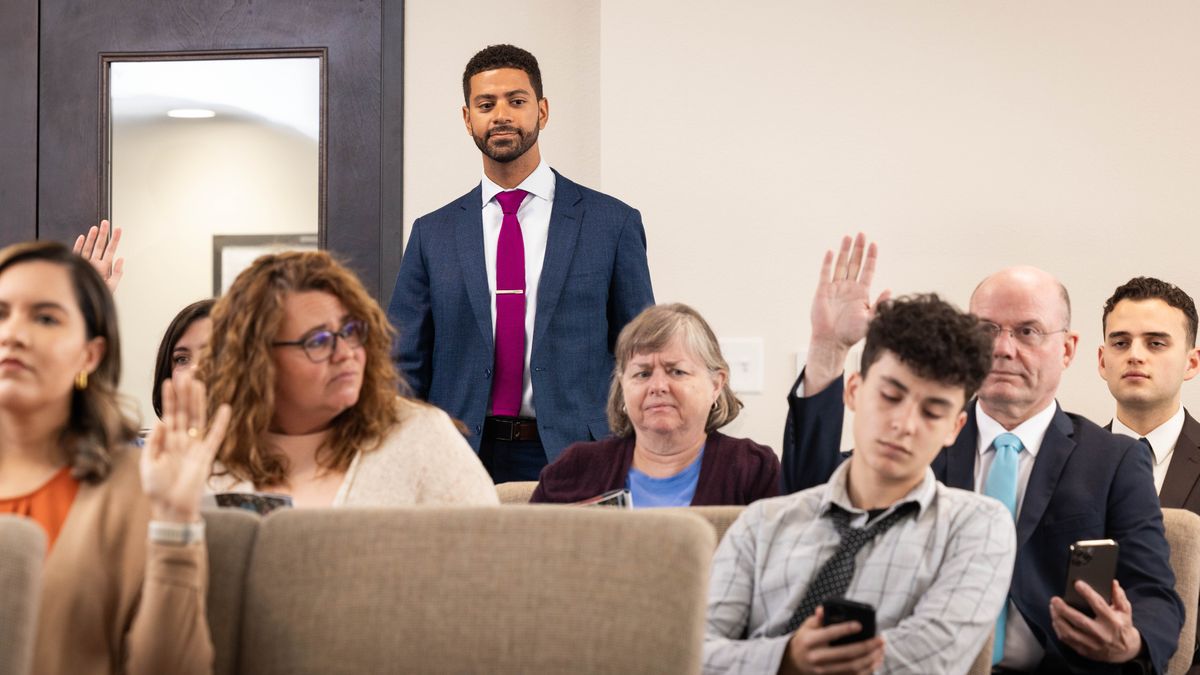 Pe ermáno omaña pe mitãrusúre rreunión aja. Pe mitãrusu haʼete noñatendéiva rreuniónre, oñeno lénto isíllape ha omaña iselulár rehe.