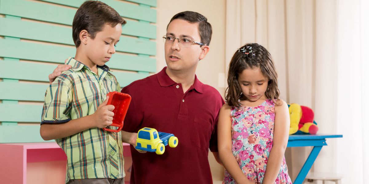 Wani mahaifi yana ba wa yaransa shawara kuma yana yin hakan da kauna