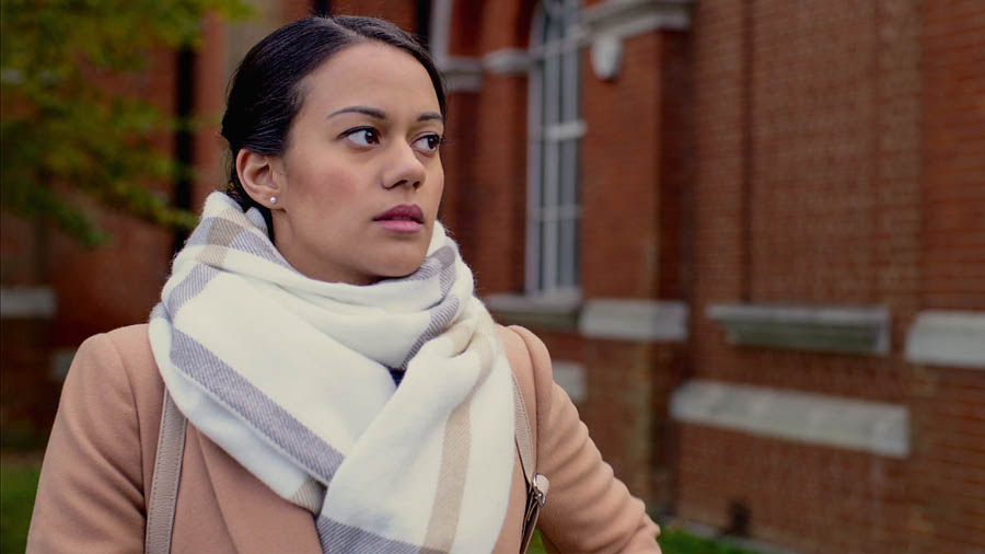 Wani hoto daga bidiyon nan ‘Za Ku Ji Dadin Almajirtarwa Idan Kun Inganta Yadda Kuke Wa’azi​— Ku Rika Koyarwa da Himma.’ Anita ta karaya bayan Rose ta ce ba ta da lokacin yin nazari.